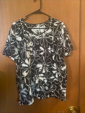 Alfred Dunner Black and White Floral Short Sleeve Top